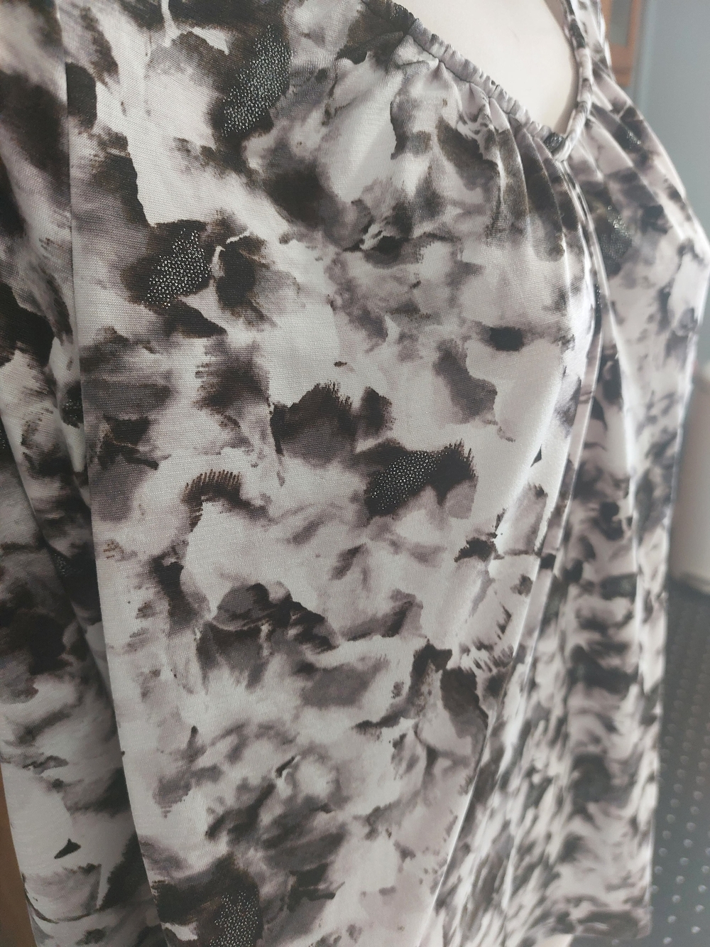 Jennifer Lopez Black and White V-Neck Long Sleeve Print Top - Picture 5 of 6